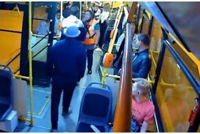 Пассажир троллейбуса заступился за кондуктора и усмирил дебошира
