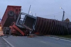 Авария дня. Под Екатеринбургом самосвал снес пешеходный мост
