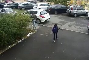 Во дворе многоэтажного дома в Воронеже автомобилист жестко сбил ребенка