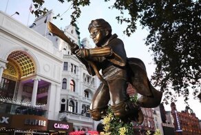 "Мальчик, который выжил": в Лондоне установили памятник Гарри Поттеру