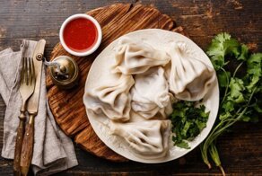 В Красноярске мужчина напал на курьера и похитил у него большой заказ с хинкали