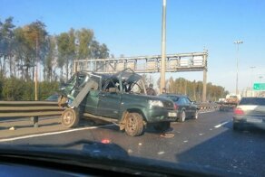 Авария дня. Фура протаранила сломанный УАЗ на КАД