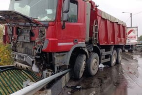 Авария дня. Грузовик едва не упал с моста