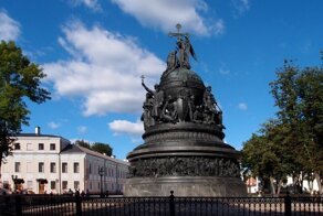 Кого нет на памятнике «Тысячелетие России» в Новгороде?