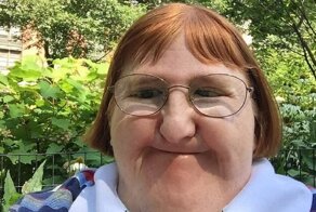 Женщина, обвиненная в уродстве, постит селфи каждый день