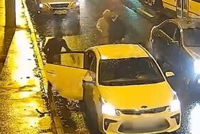 В центре Петербурга водитель такси избил пьяную пассажирку