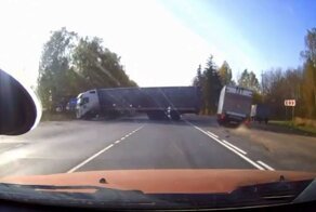 Благополучный объезд фуры на двух колесах