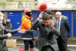 Во Владивостоке рабочие закидали касками новое руководство порта