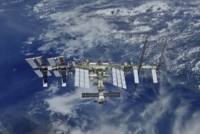 Российские космонавты не смогли устранить утечку воздуха с помощью скотча