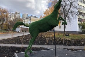 Лошадь в агонии: от новой зеленой статуи жителям Уфы становится не по себе