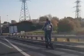 Номинант на звание «Отец года»: по МКАДу  на электросамокате с ребенком за спиной