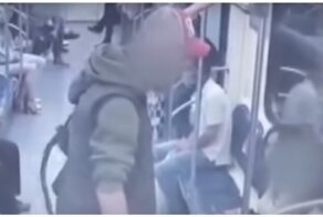 В московском метро пьяный мужчина с ножом пристал к девушке и начал ей угрожать