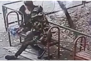 В Воронеже пьяный мужчина издевался над ребенком жены во дворе жилого дома