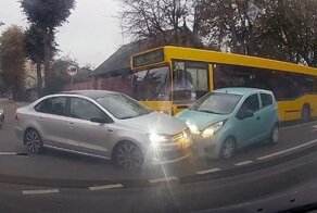 Один выезжает не глядя, вторая не соблюдает разметку: ДТП в Минске