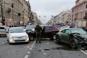 Авария с участием дорогого «Порше» на Невском проспекте в Санкт-Петербурге