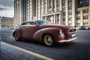 Кастомный двухдверный автомобиль, полностью покрытый кожей бизона