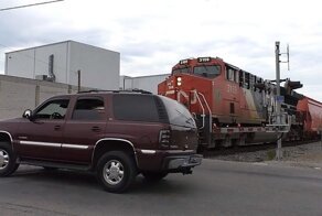Поезд против Chevrolet Tahoe: водитель не стал дожидаться, пока поднимется шлагбаум