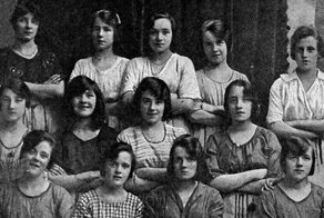 Тайна снимка 1900 года напугала пользователей сети и заставила задуматься о призраках