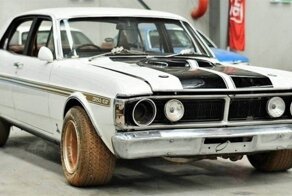 Кто-то заплатил ошеломляющую сумму за побитый Ford Falcon без двигателя