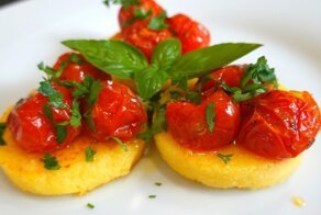 Полента с сыром, томатами, и базиликом