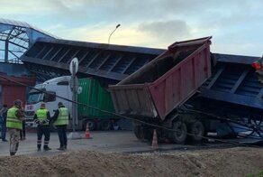Авария дня. Самосвал снес надземный переход в Ленинградской области