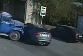 ЗИЛ влетел во встречный BMW под Ростовом