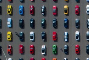«Скучные» оттенки нынче в моде: самые популярные цвета автомобилей за последние 30 лет