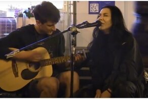 Певица Ёлка подпела уличному музыканту в Москве