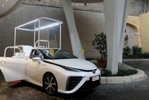 Toyota Mirai — новый экологичный автомобиль Папы Франциска