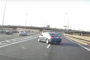 Водитель «Шевроле» ехал по КАД задним ходом и устроил аварию