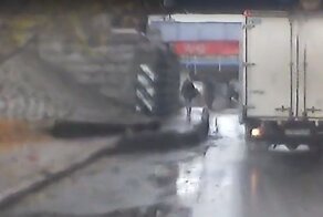 Самонадеянный водитель "ГАЗели" не проехал под мостом в Санкт-Петербурге