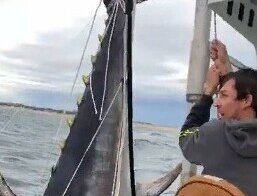 Рыбаки поймали огромного тунца, борясь с ним 30 минут