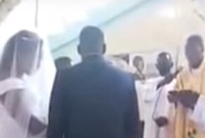 Хитрец решил жениться второй раз на молоденькой, но жена его вычислила и пришла в церковь