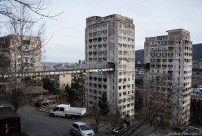 Зачем в Грузии построили мосты между советскими панельками
