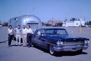 Автомобили Cadillac и трейлеры  Airstream на старых фотографиях из США