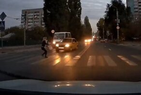 Автомобилист едва не сбил девушку на пешеходном переходе в Саратове