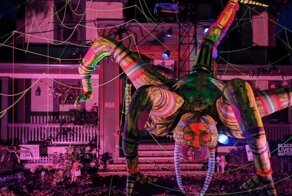 Семья украсила дом к Хэллоуину гигантским движущимся пауком