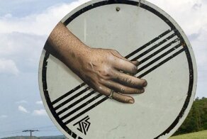 Художник вписывает граффити в реальность