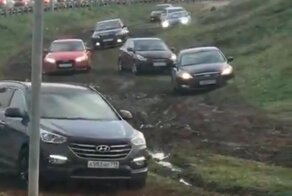 13 автомобилей приняли грязевые ванны, чтобы объехать пробку по бездорожью и попали на видео
