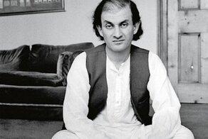 Салман Рушди, чья голова стоит уже около 4 миллионов долларов