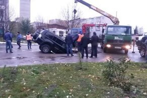 Карма существует: машина чиновника провалилась под землю