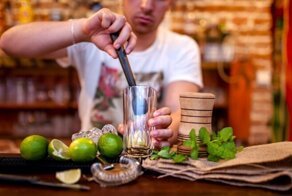 Испанская деревня вымирает. Срочно требуется бармен для её возрождения