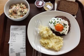 Дрянной салат по цене авиабилета