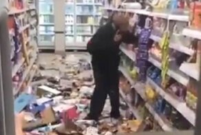 Видео: мужчину попросили надеть маску в супермаркете и он устроил дебош