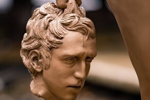 В Нью-Йорке установили статую Медузы Горгоны c головой Персея в руках