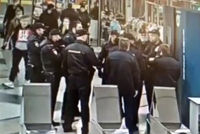 Пассажира без маски жестко задержали в петербургской подземке: видео