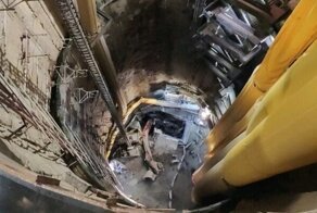Рабочие уронили экскаватор в шахту во время транспортировки
