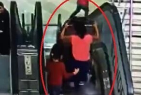 "Куда родители смотрят?": двое детей упали с эскалатора в московском ТЦ "Мегаполис"