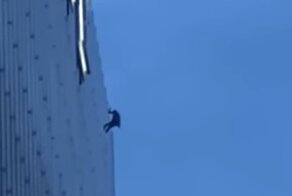 В Чикаго мужчина свесился на верёвке с  небоскрёба Трампа, требуя разговора с президентом