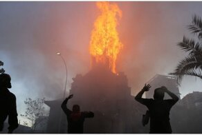 Момент обрушения шпиля горящей церкви в Чили попал на видео